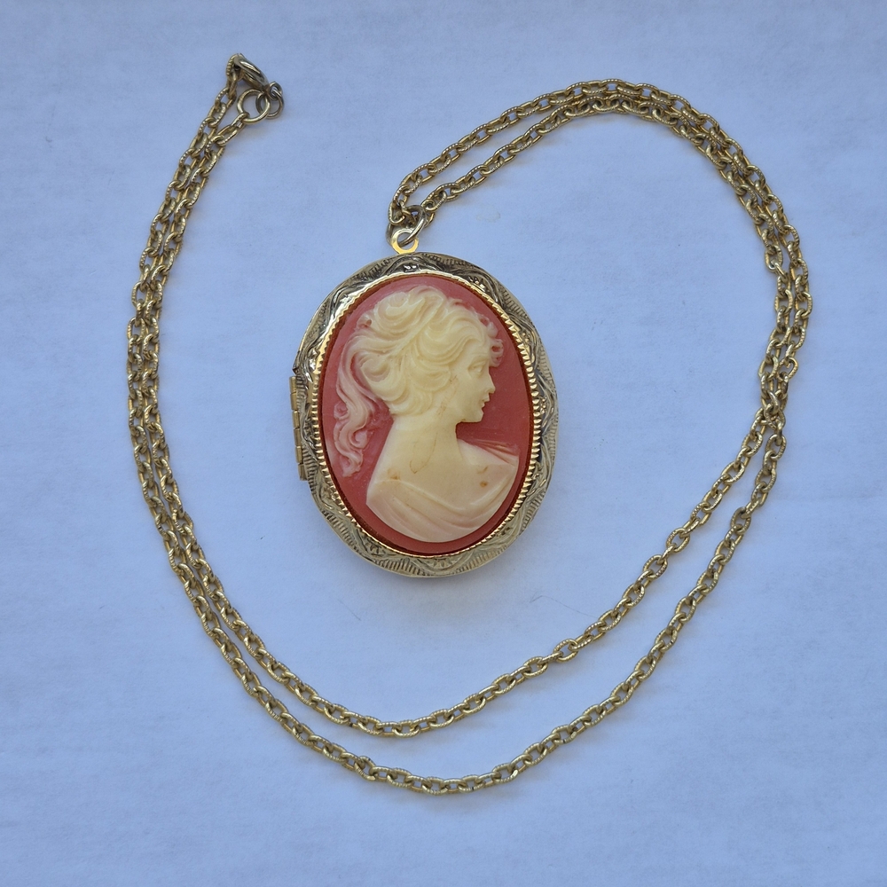 Vintage Cameo Locket Pendant Necklace